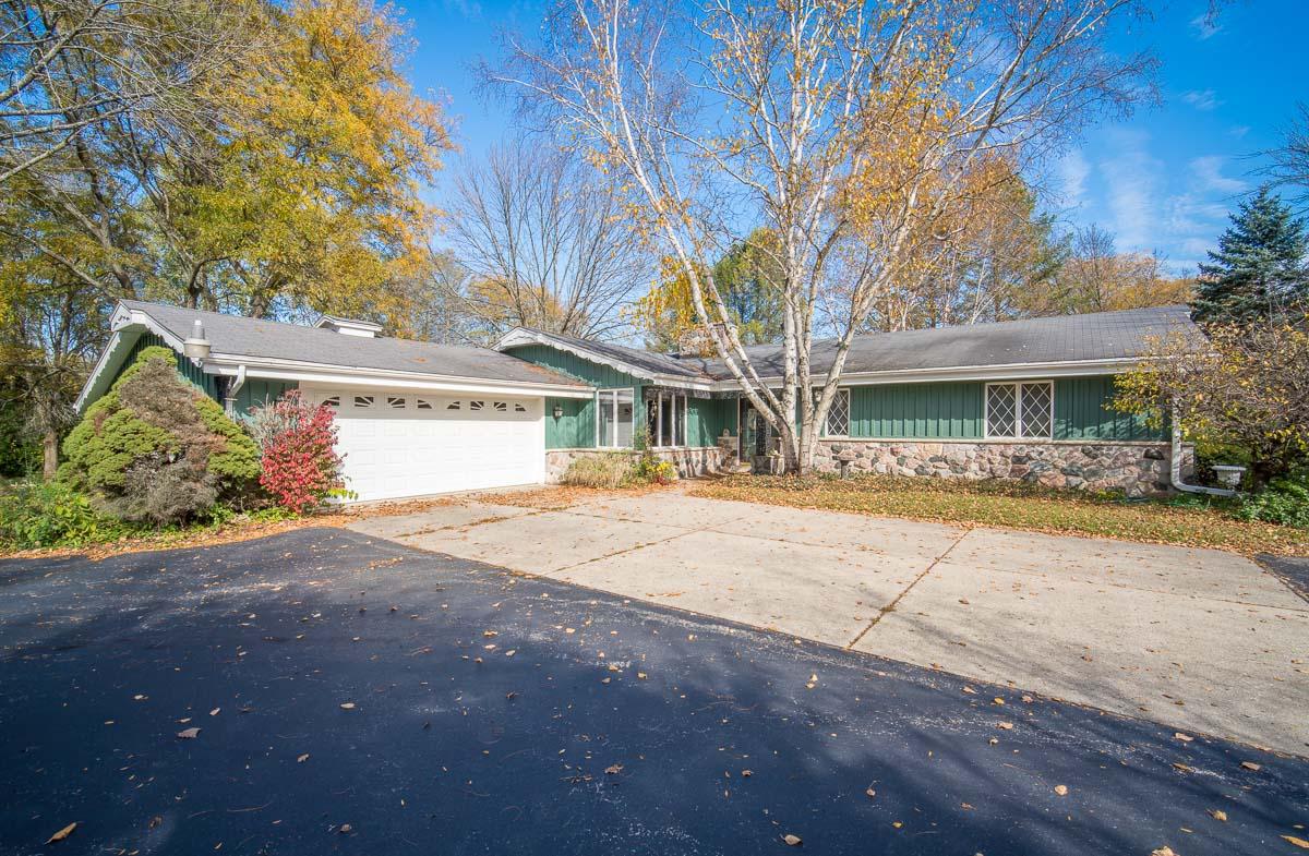 W222S3748 Deer Ct., Waukesha, WI 53189