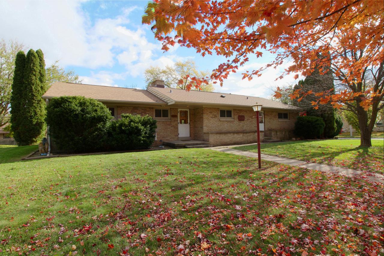 1304 N 118th St, Wauwatosa, WI 53226