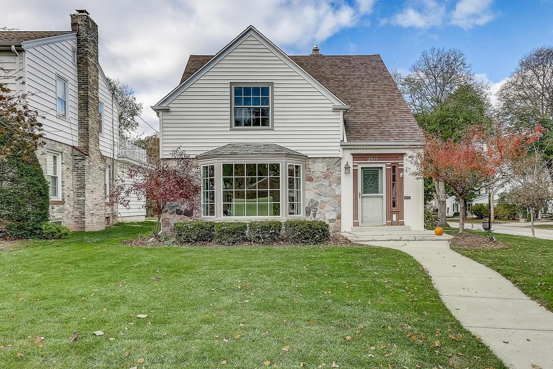 2577 N 89th St, Wauwatosa, WI 53226