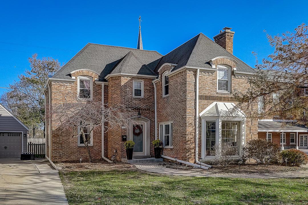 1520 Ridge Ct, Wauwatosa, WI 53213