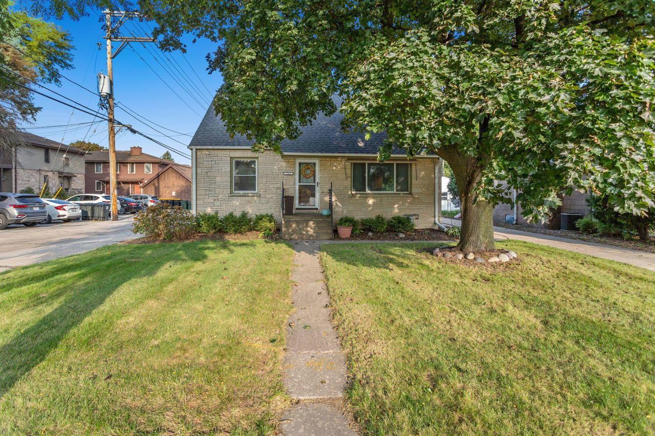 2264 N 104th St., Wauwatosa, WI 53226