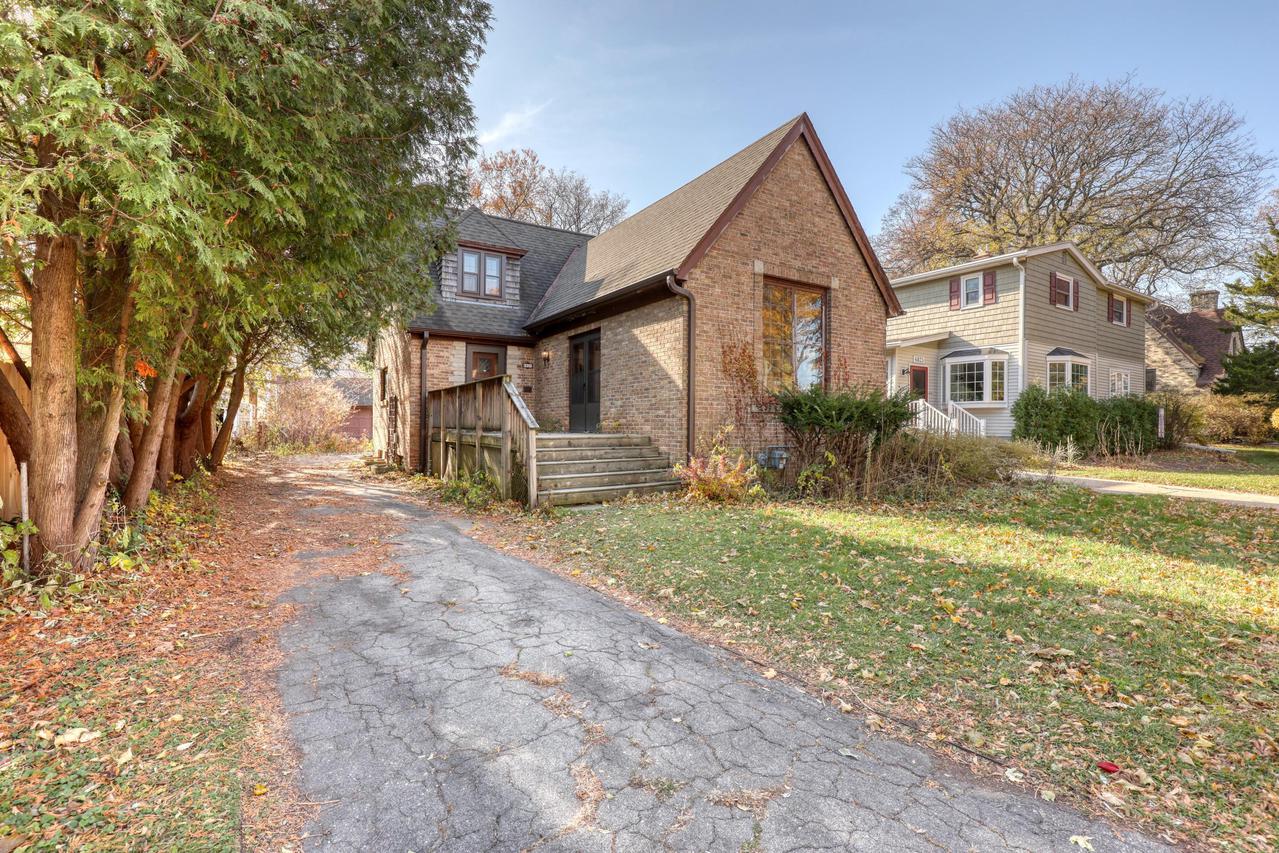 6821 W Kinsman St, Wauwatosa, WI 53213