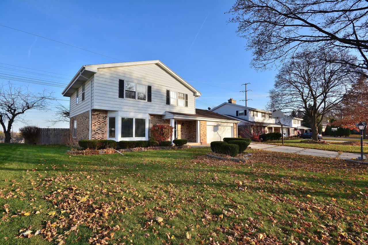 3030 N Fairwood Ct, Wauwatosa, WI 53222