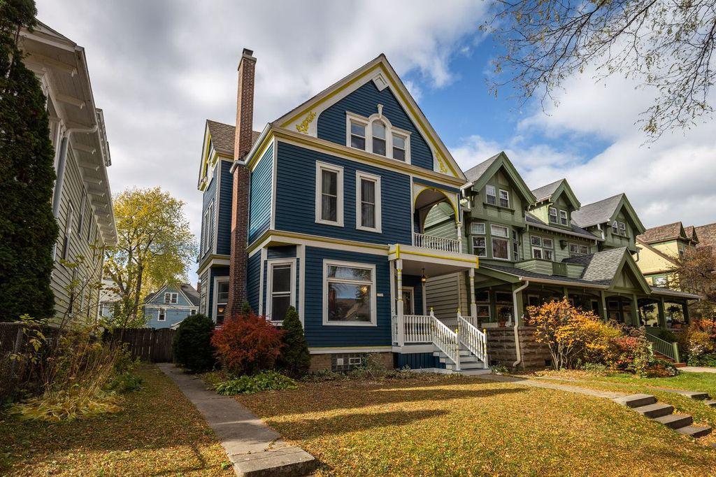 2725 N Prospect Ave., Milwaukee, WI 53211