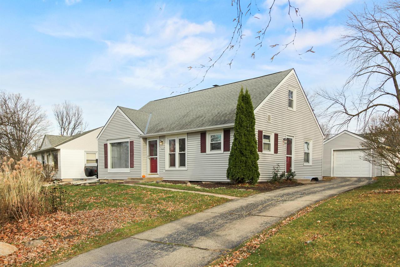 4258 N Raymir Cir, Wauwatosa, WI 53222