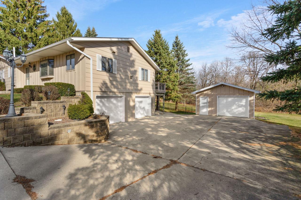 3350 S Cari-adam Dr., New Berlin, WI 53146
