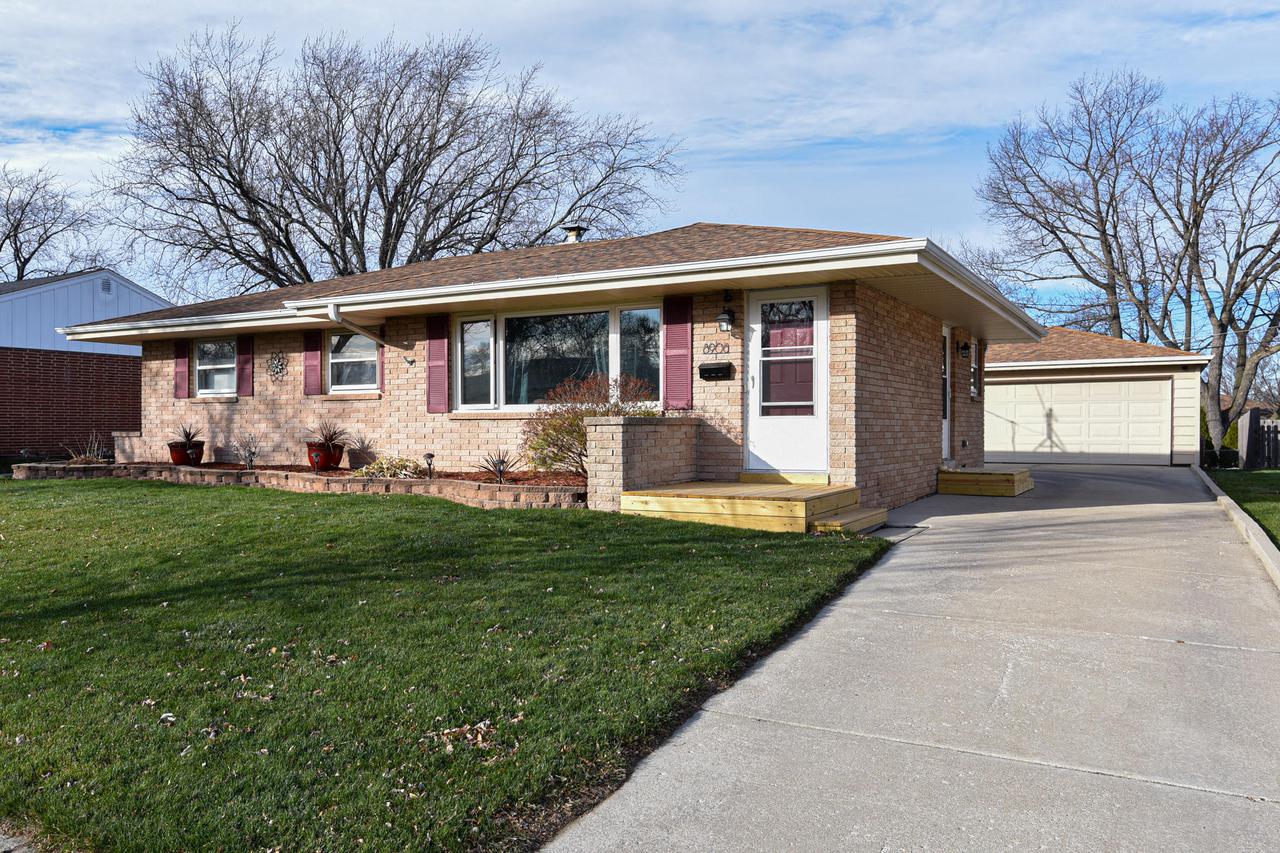 8908 W Verona Ct., Milwaukee, WI 53227