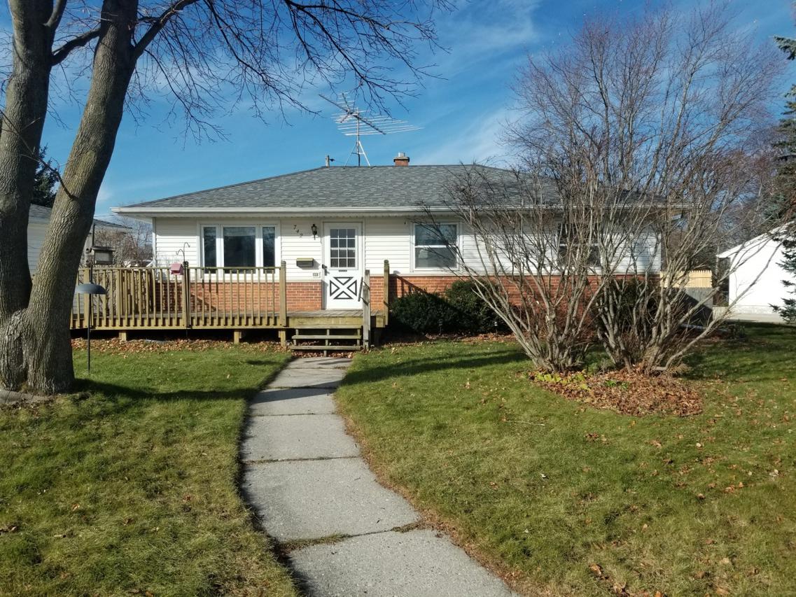 742 Riverview Dr, West Bend, WI 53095