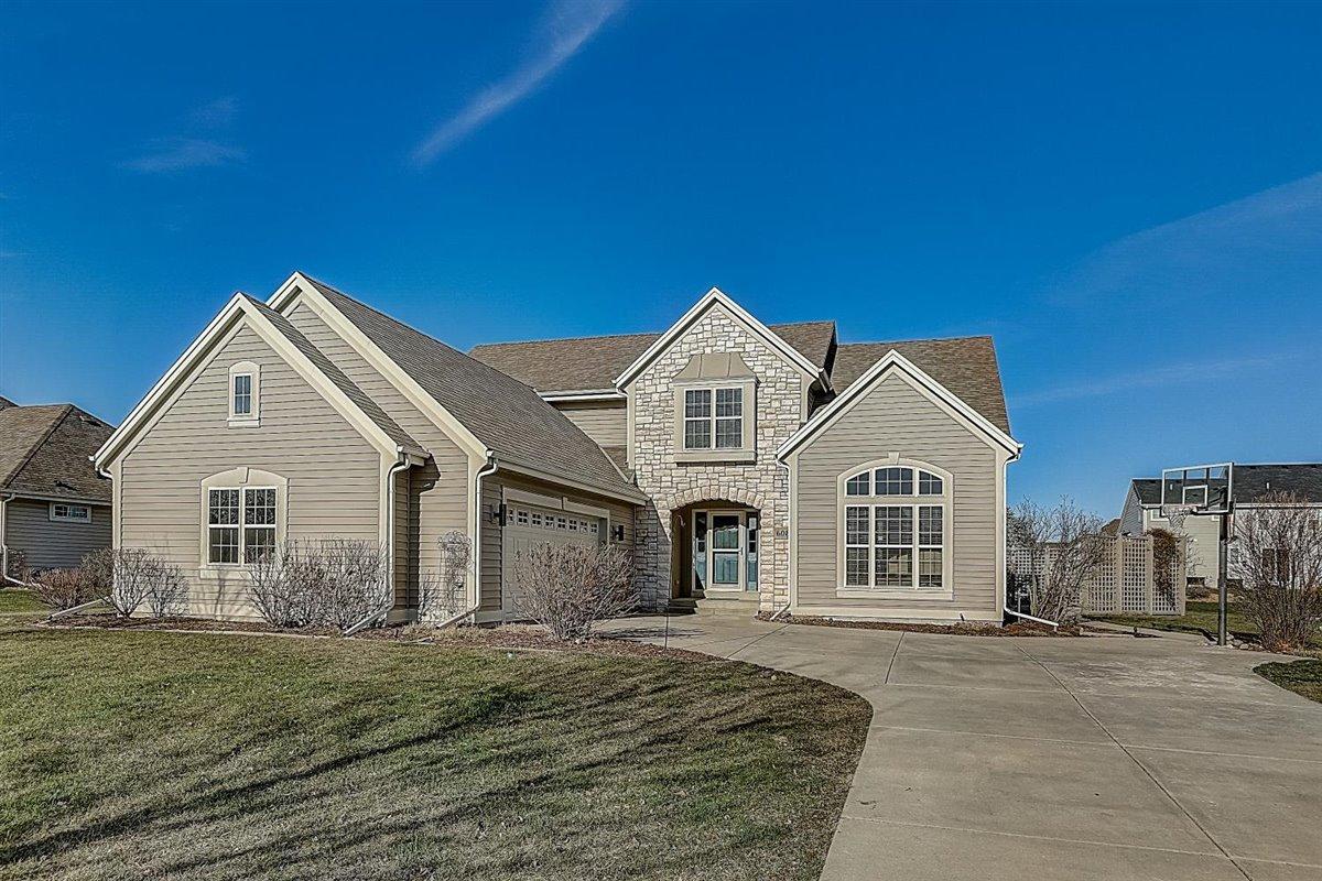 608 Prairie Hill Ave., Mukwonago, WI 53149