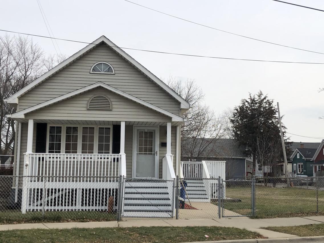 1129 Dr Martin Luther King Dr, Racine, WI 53404