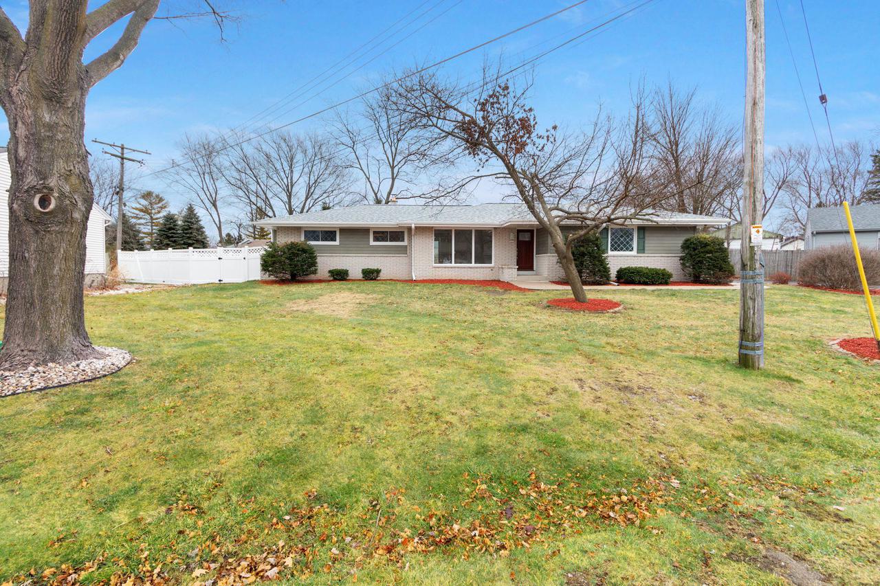 7213 Blackhawk Dr, Caledonia, WI 53402