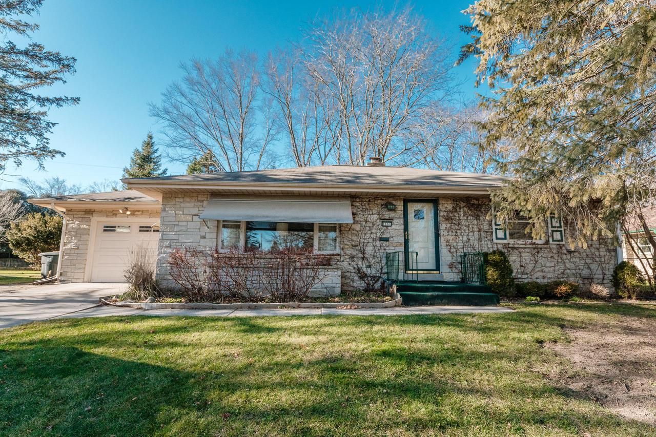 1661 N 118th St, Wauwatosa, WI 53226