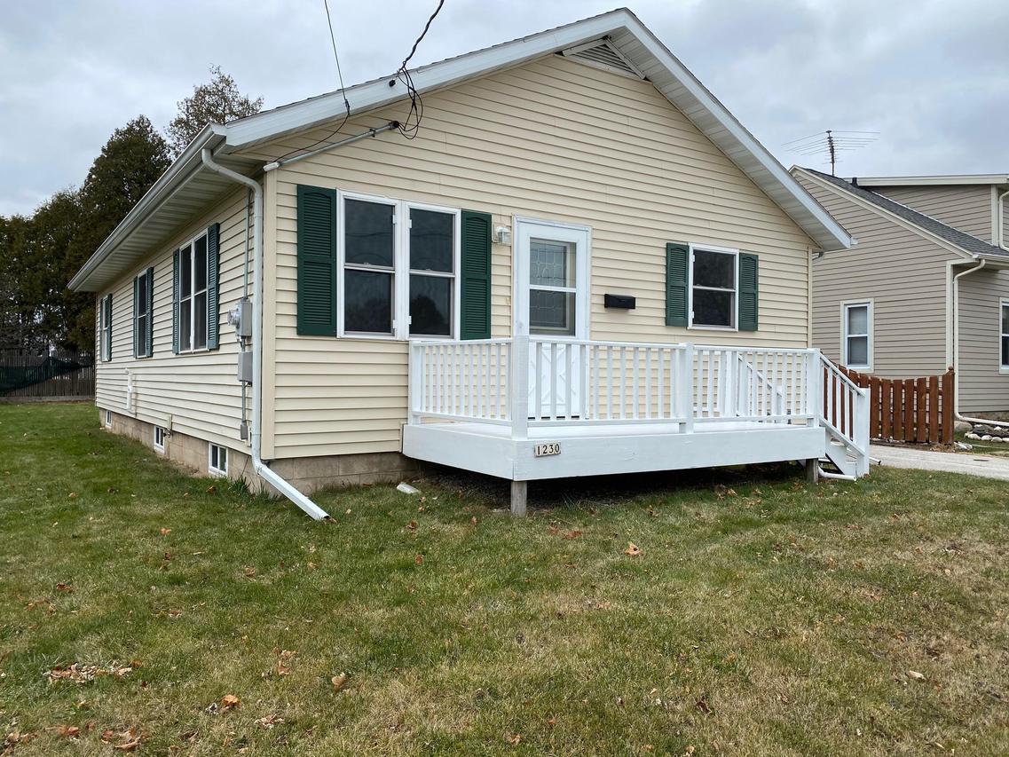 1230 S 32nd St., Manitowoc, WI 54220