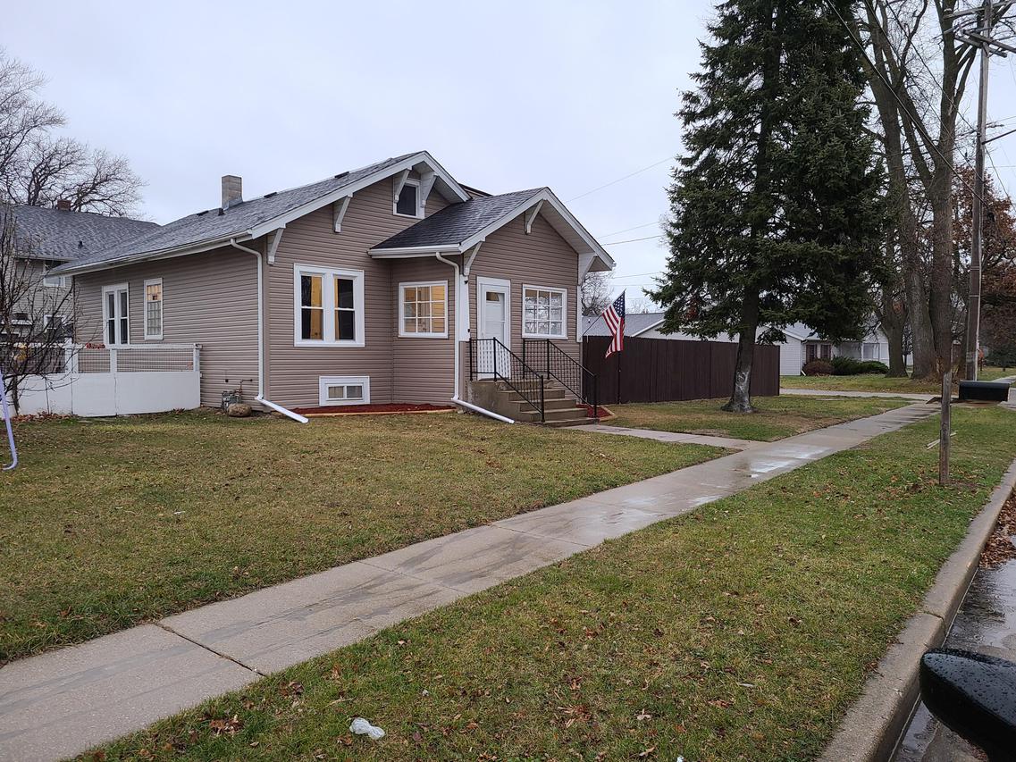 1204 82nd St, Kenosha, WI 53143