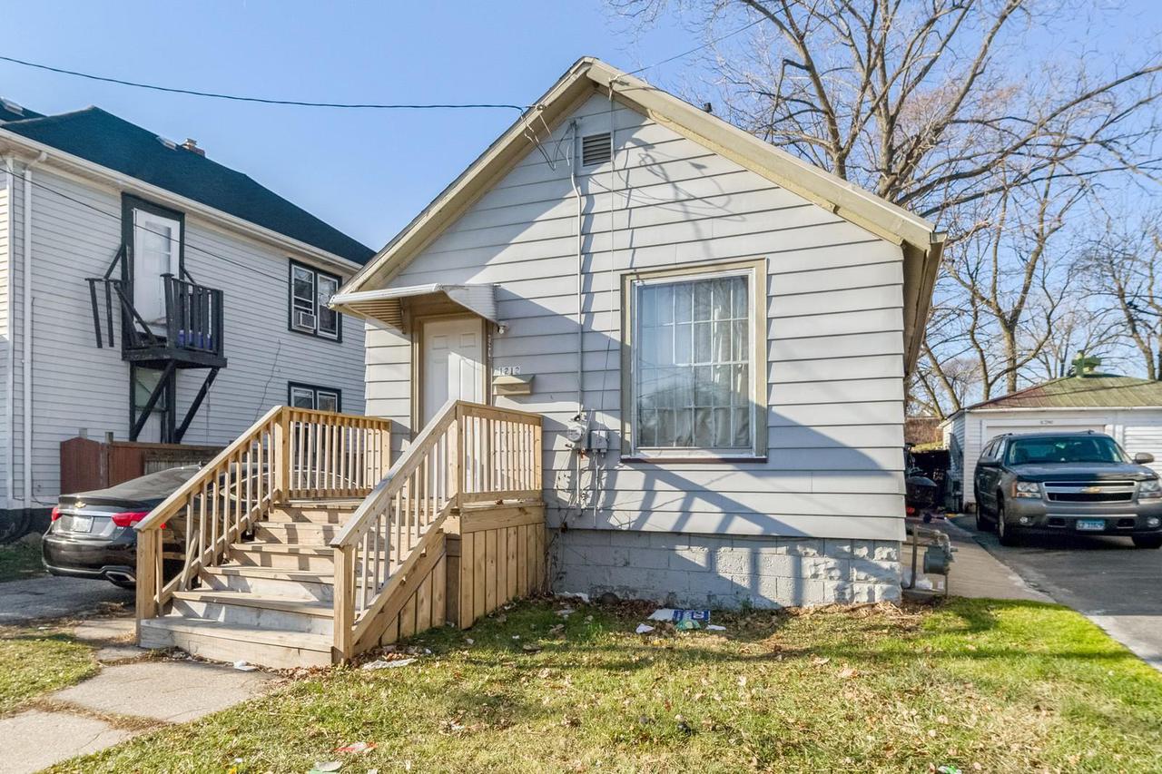 1212 S Memorial Dr., Racine, WI 53403