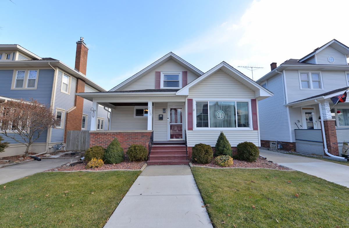 935 Blaine Ave, Racine, WI 53405