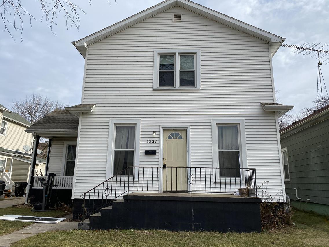 1221 Grand Ave, Racine, WI 53403