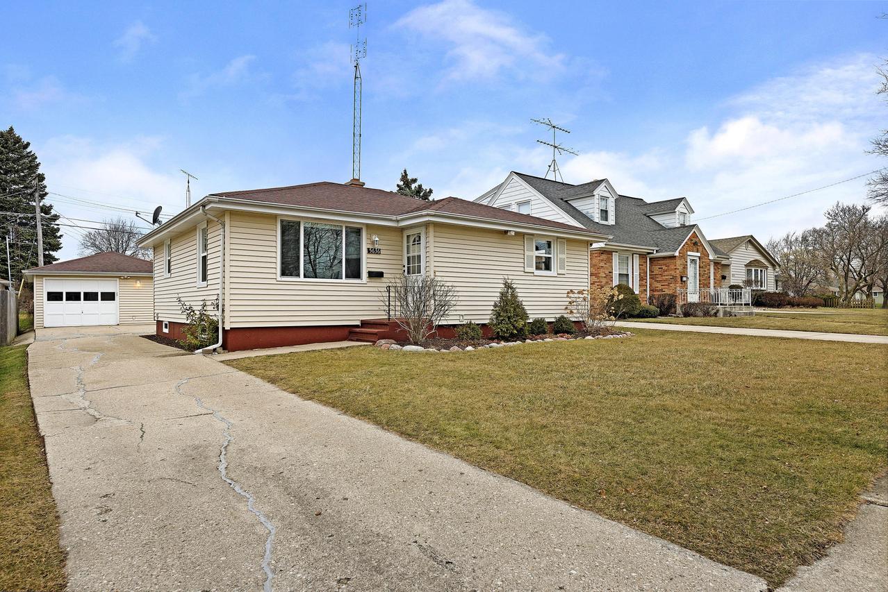 5636 Pershing Blvd, Kenosha, WI 53144