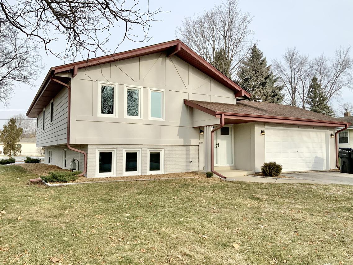 1710 Sycamore Dr., Waukesha, WI 53189