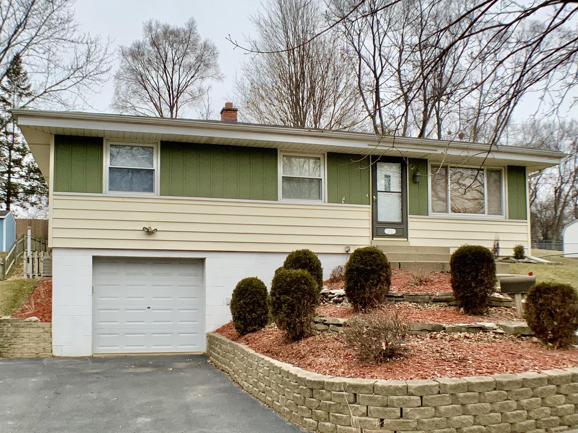 312 Debbie Dr., Waukesha, WI 53189