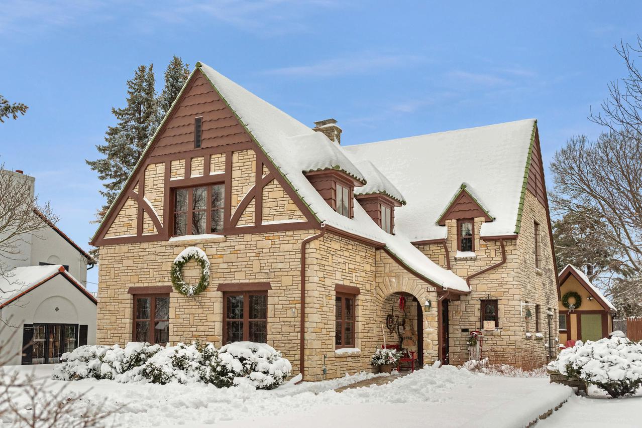 216 W College Ave., Waukesha, WI 53186