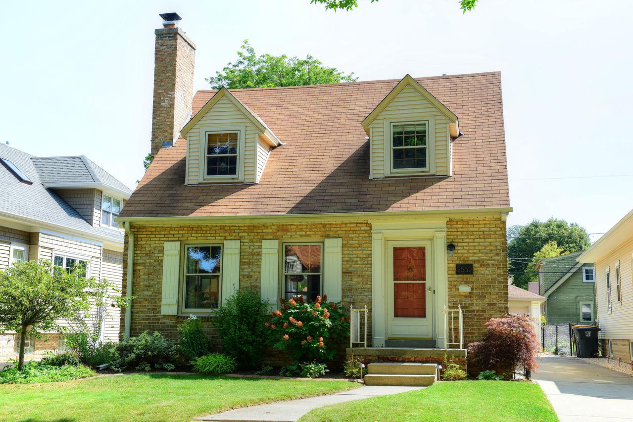 2562 N 72nd St., Wauwatosa, WI 53213