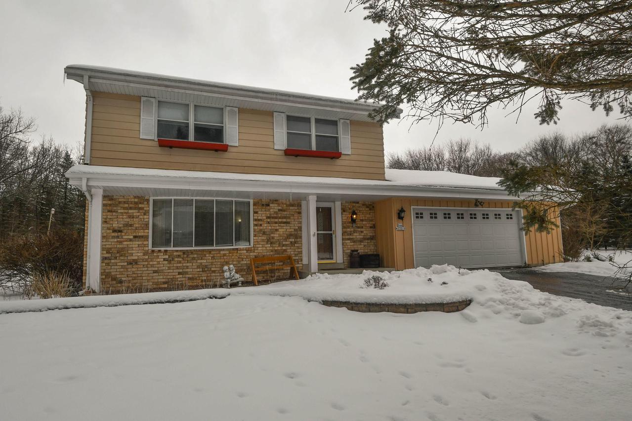 S44W33215 Connemara Dr, Genesee, WI 53118