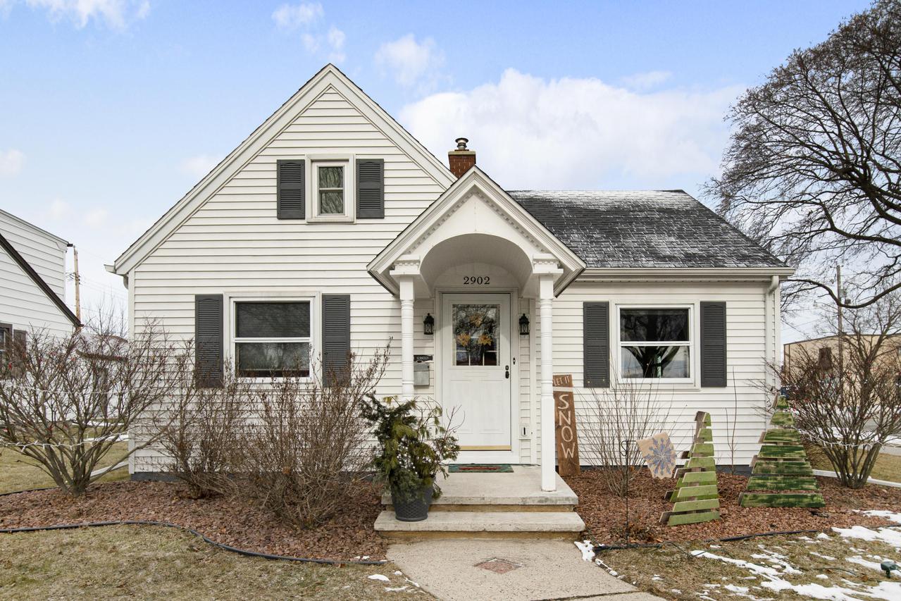 2902 Coolidge Pl., Manitowoc, WI 54220