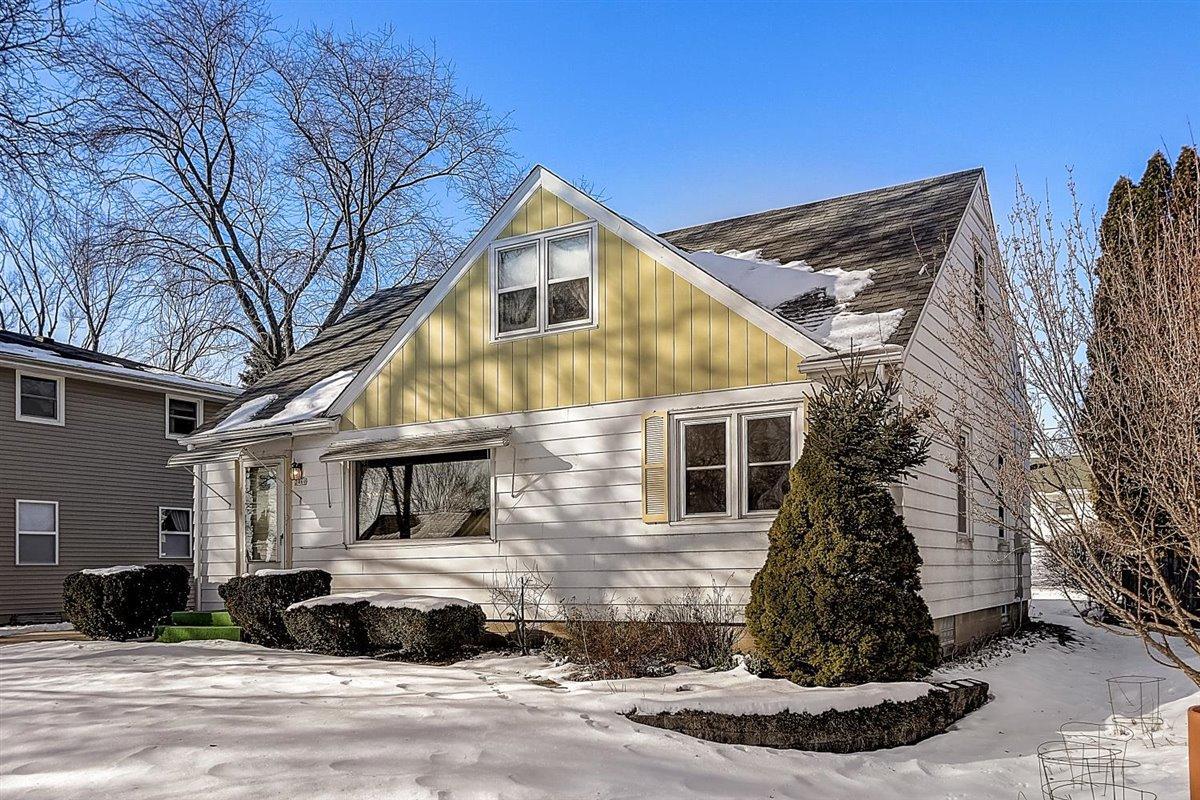 2469 N 114th St, Wauwatosa, WI 53226