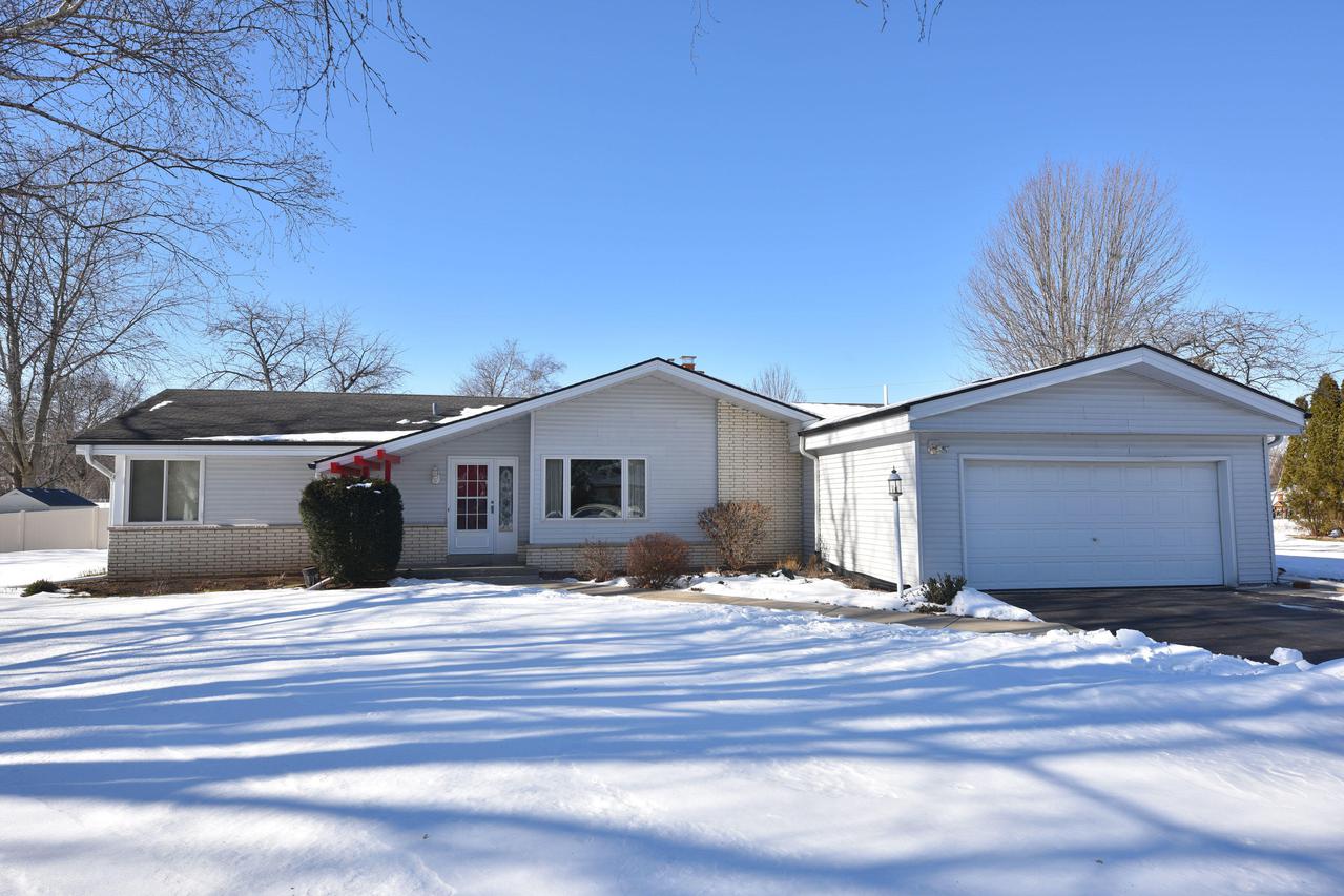14065 W Honey Lane Ct., New Berlin, WI 53151