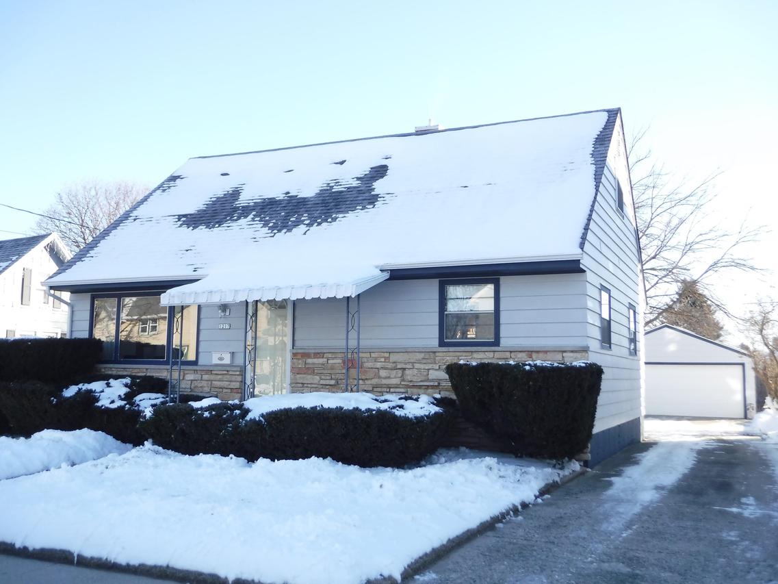 1217 S 20th St., Manitowoc, WI 54220