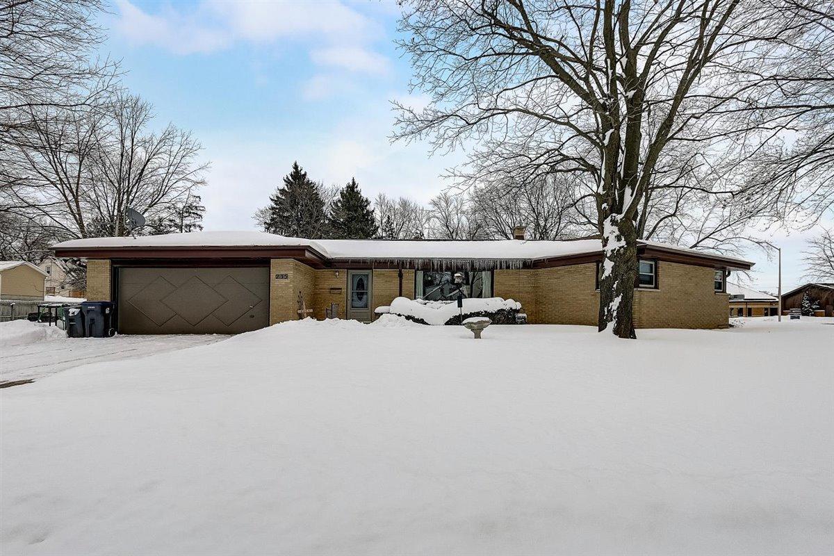 235 Ellsworth Pl, Waukesha, WI 53186