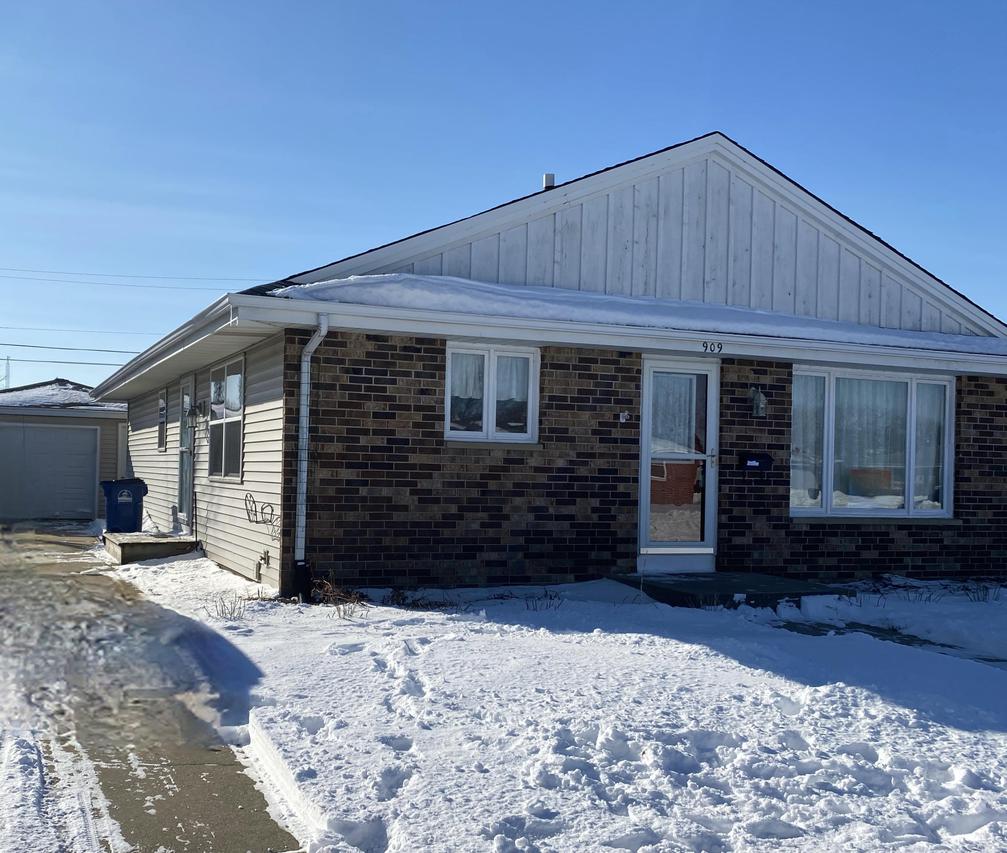 909 Mayfair Dr., Racine, WI 53402