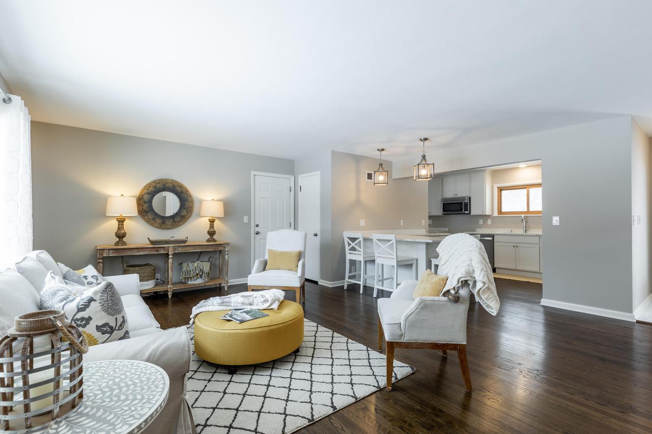 1304 N 118th St, Wauwatosa, WI 53226