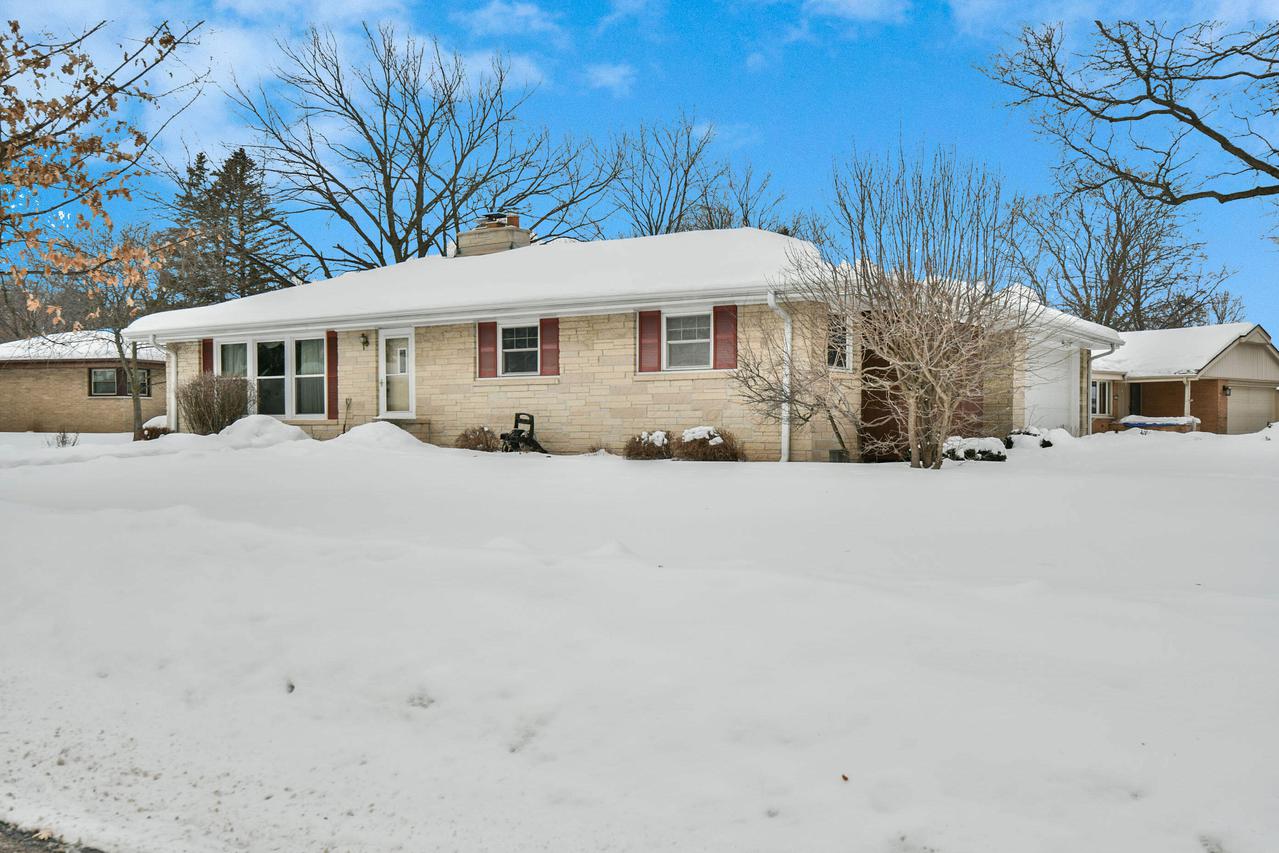 12106 W Diane Dr., Wauwatosa, WI 53226