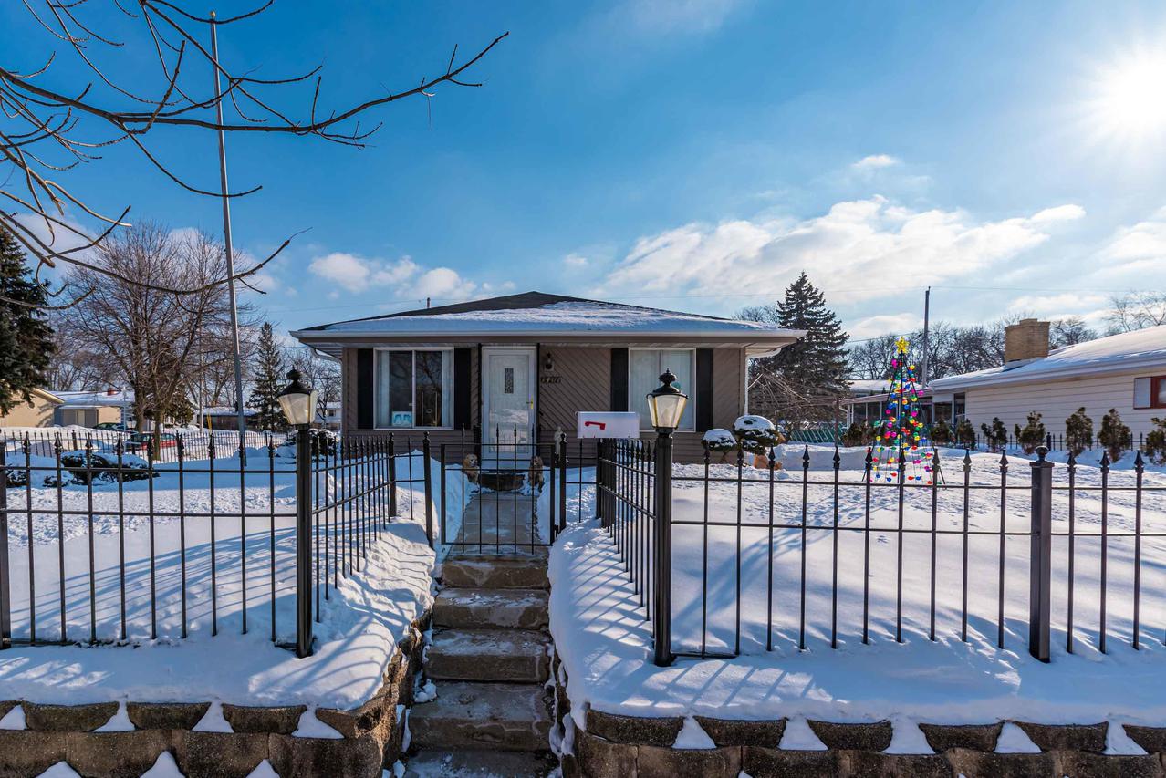 1401 W Clayton Crest Ave, Milwaukee, WI 53221