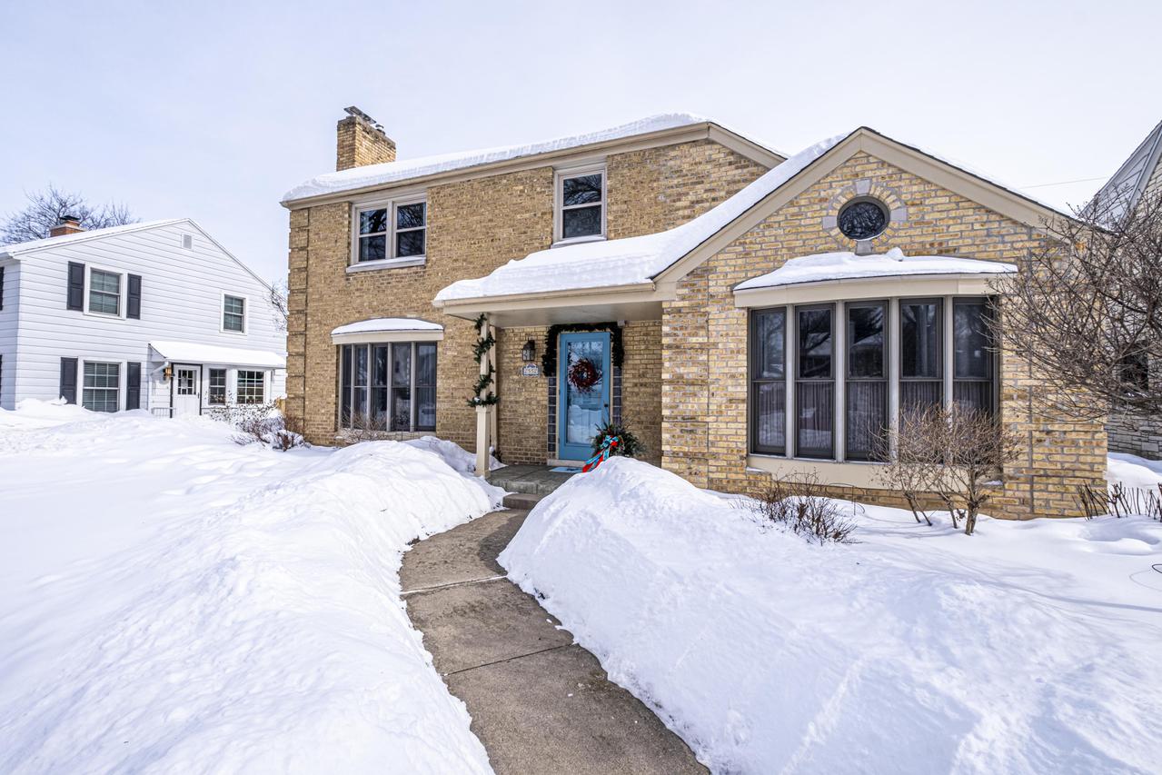 2552 N 94th St., Wauwatosa, WI 53226