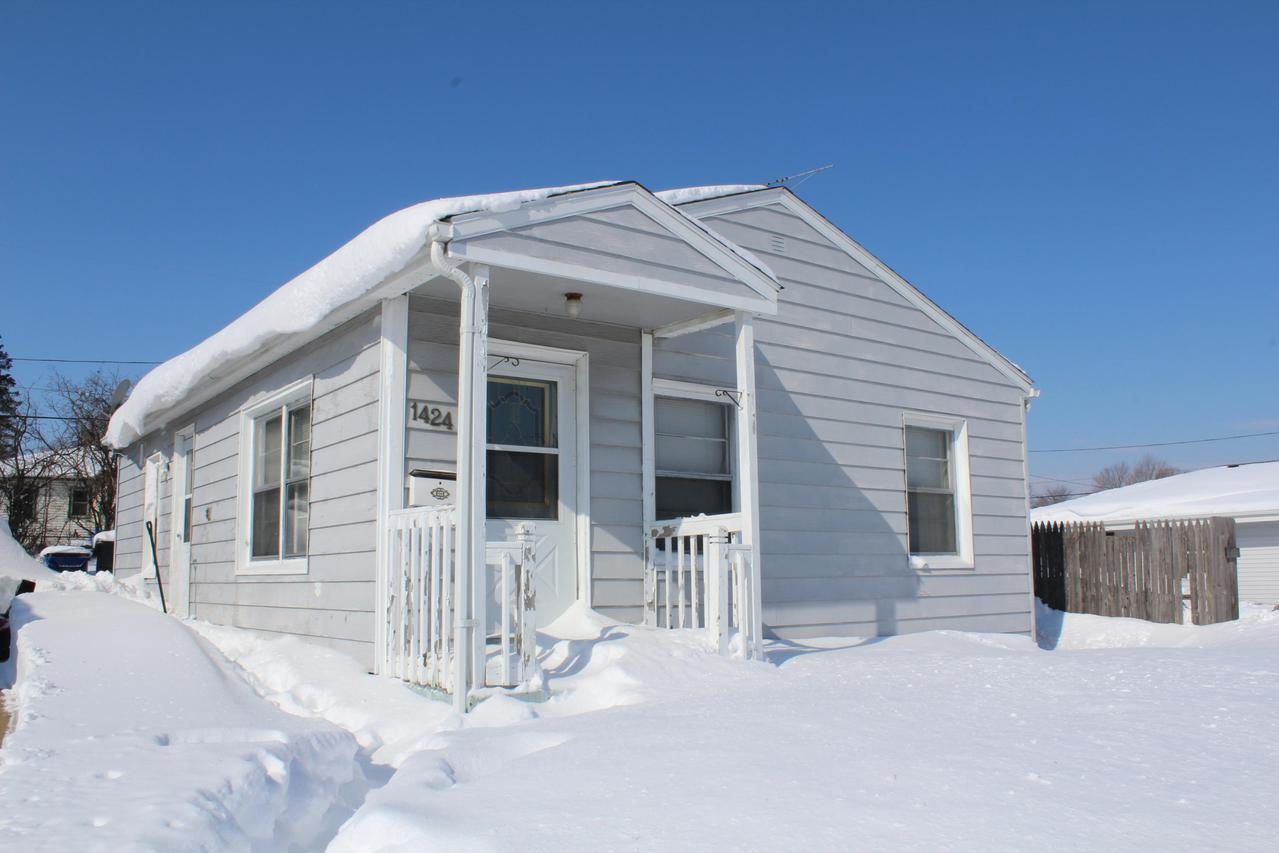 1424 Oregon St, Racine, WI 53405