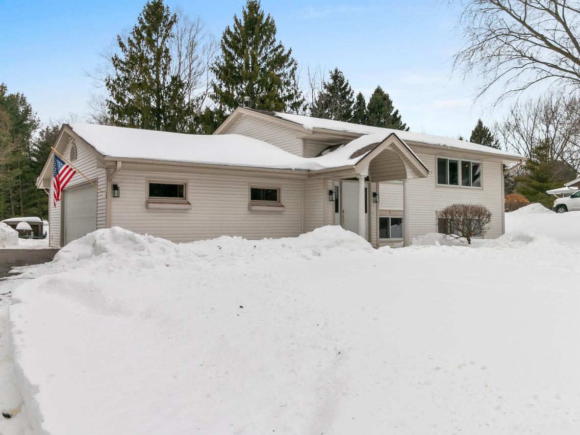 W255N5725 Wrendale Dr, Lisbon, WI 53089