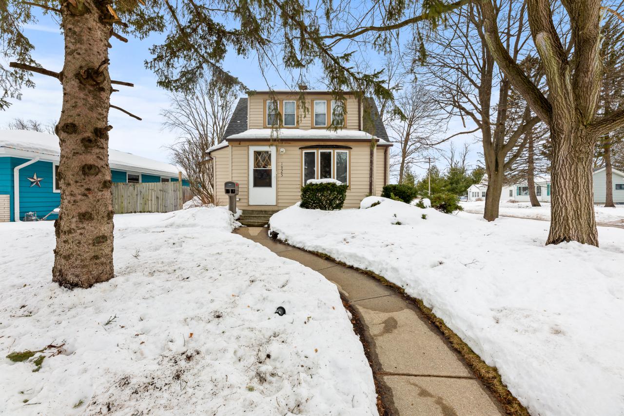 1925 Brad St, Waukesha, WI 53188