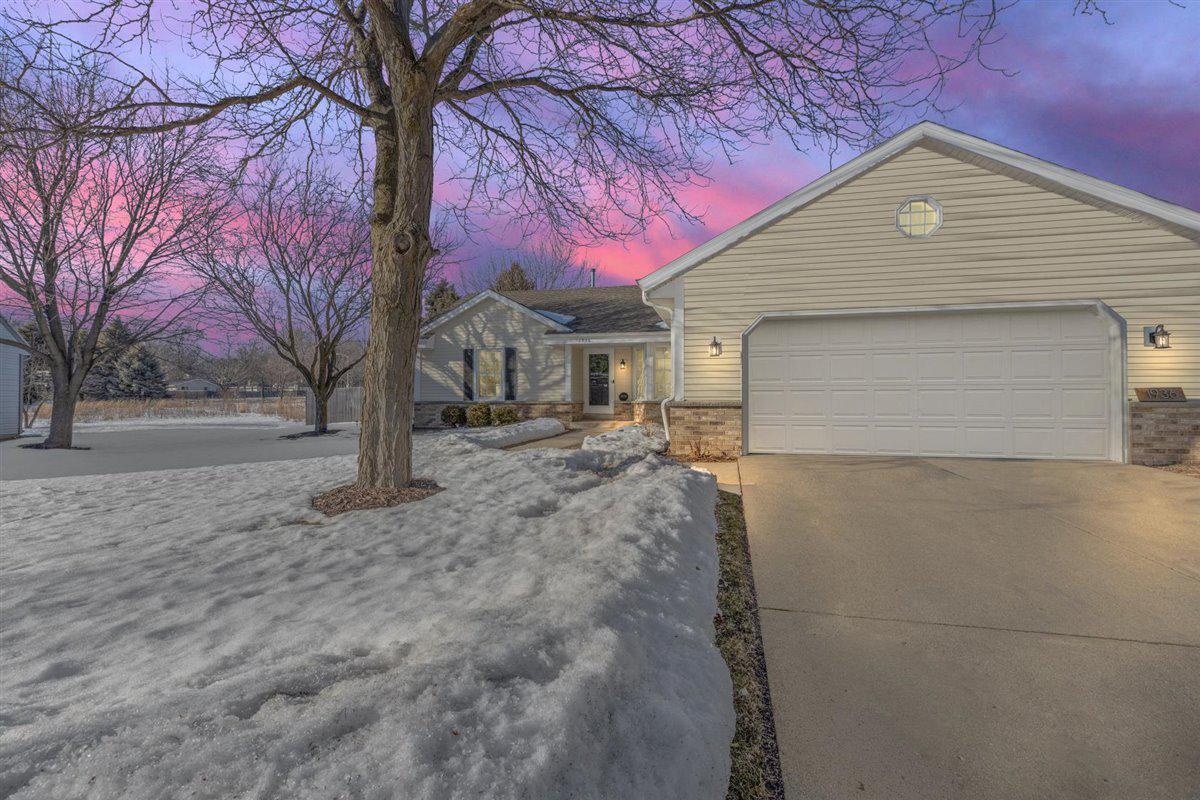 1936 Cliff-alex Ct, Waukesha, WI 53189