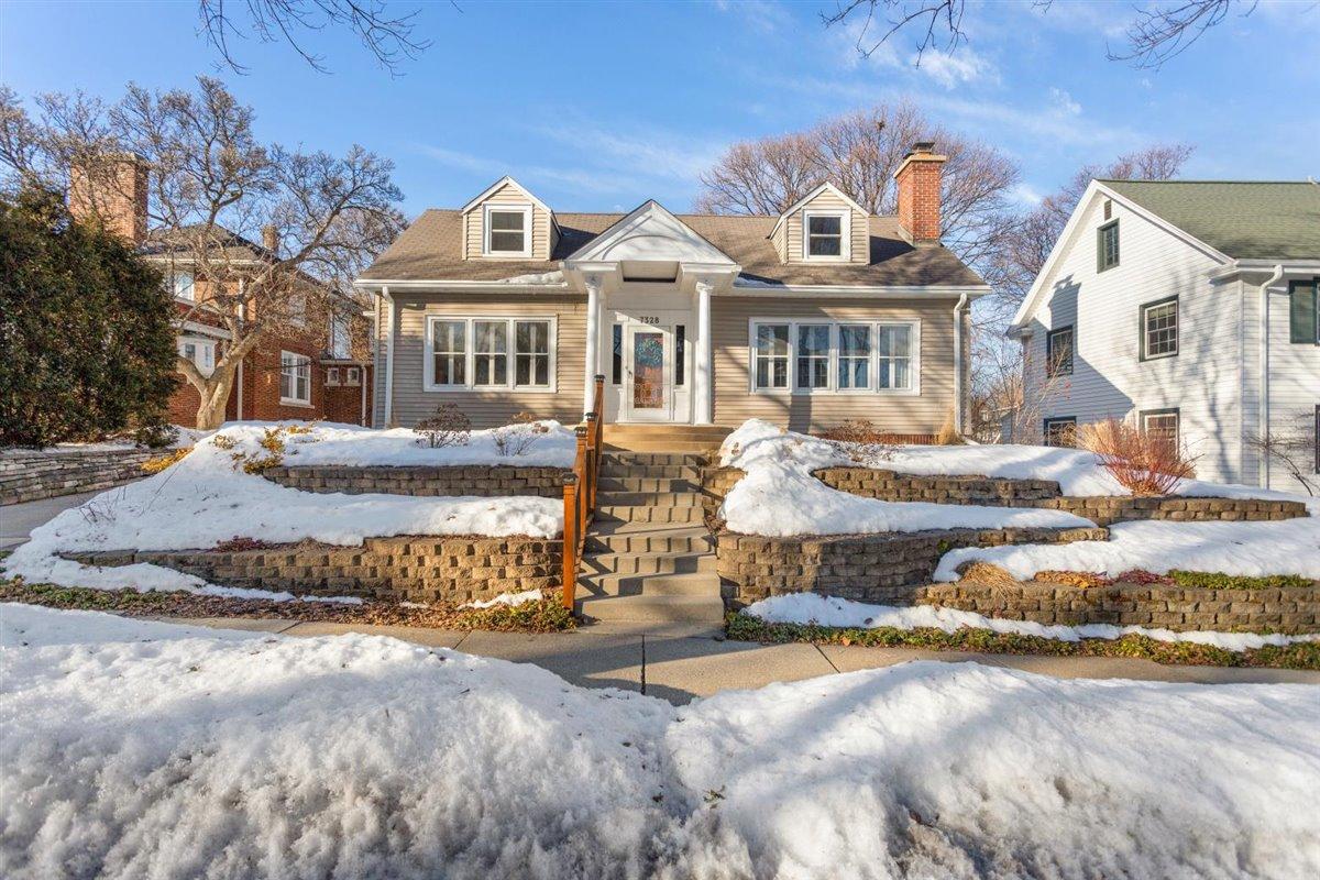 7328 W Lloyd St, Wauwatosa, WI 53213