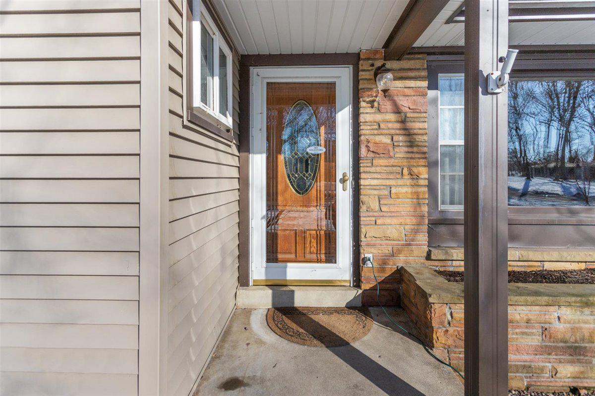 1506 S Sherwood Dr., New Berlin, WI 53151
