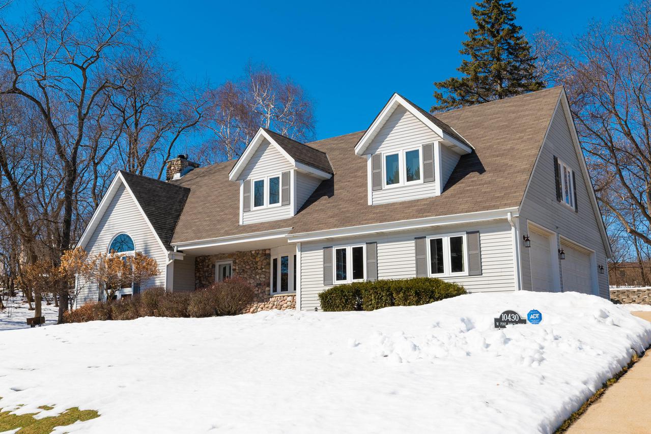 10430 W Pine Ridge, Greenfield, WI 53228