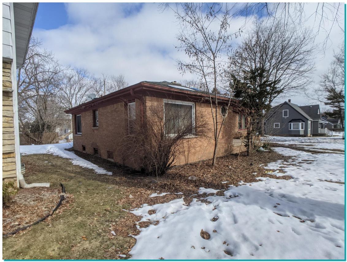 2900 W Oriole Dr, Milwaukee, WI 53209