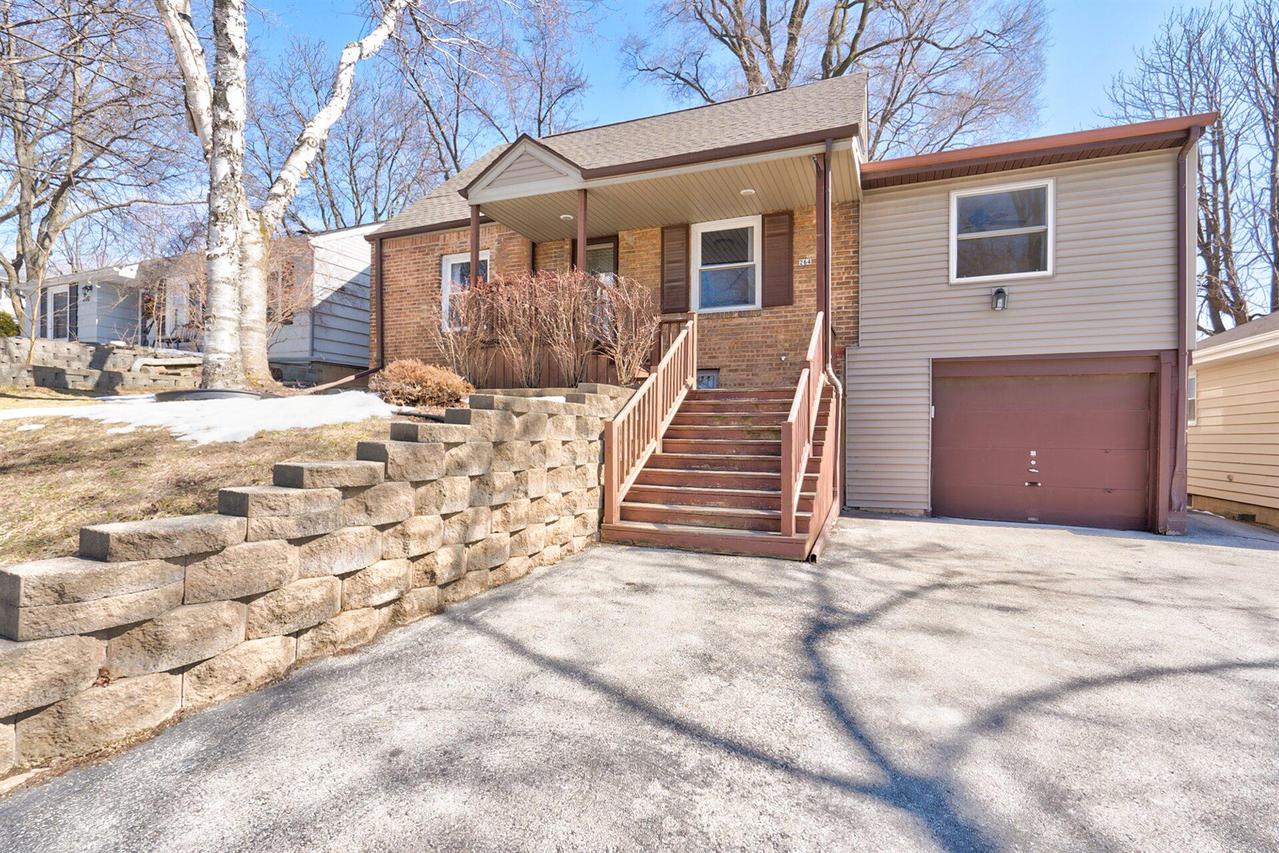 264 N 115th St, Wauwatosa, WI 53226