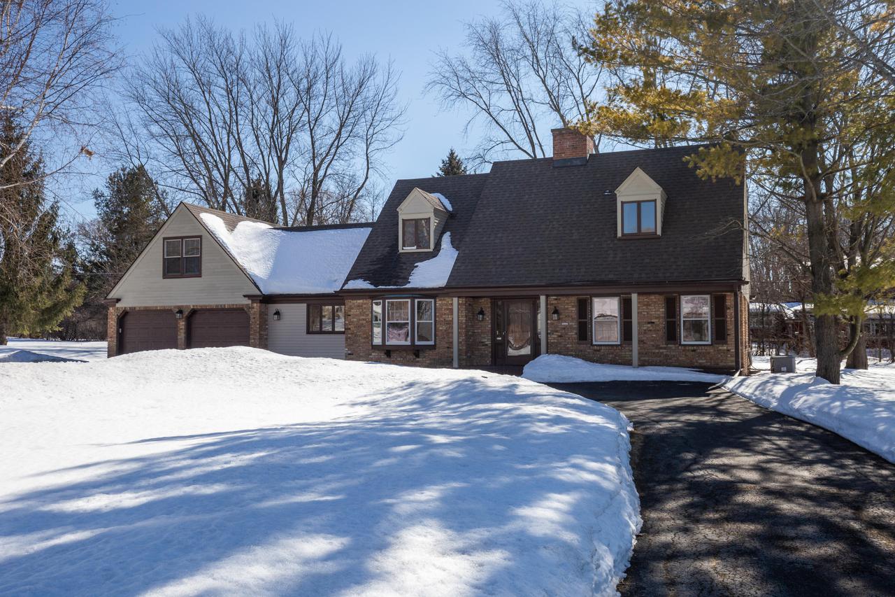 5715 Old Oak Ln, Caledonia, WI 53402