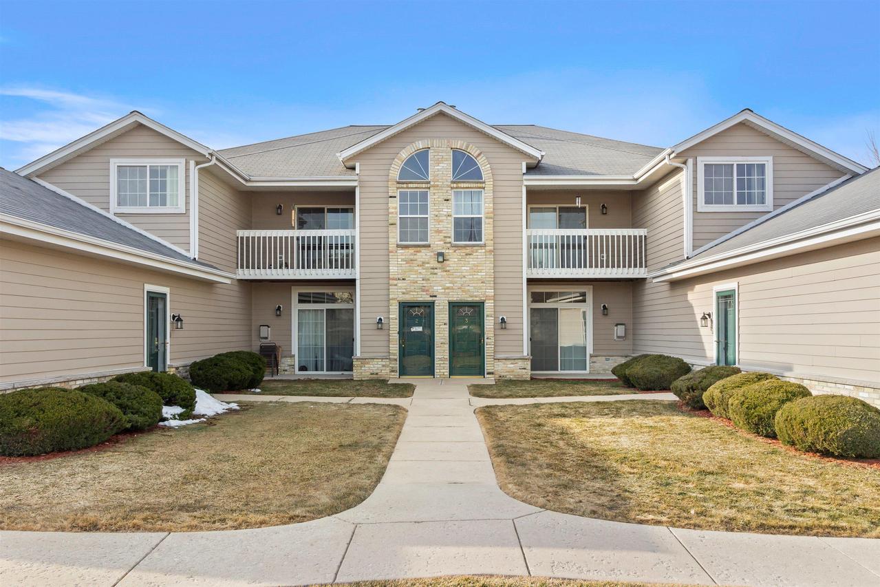 1030 River Pl. #5, Waukesha, WI 53189
