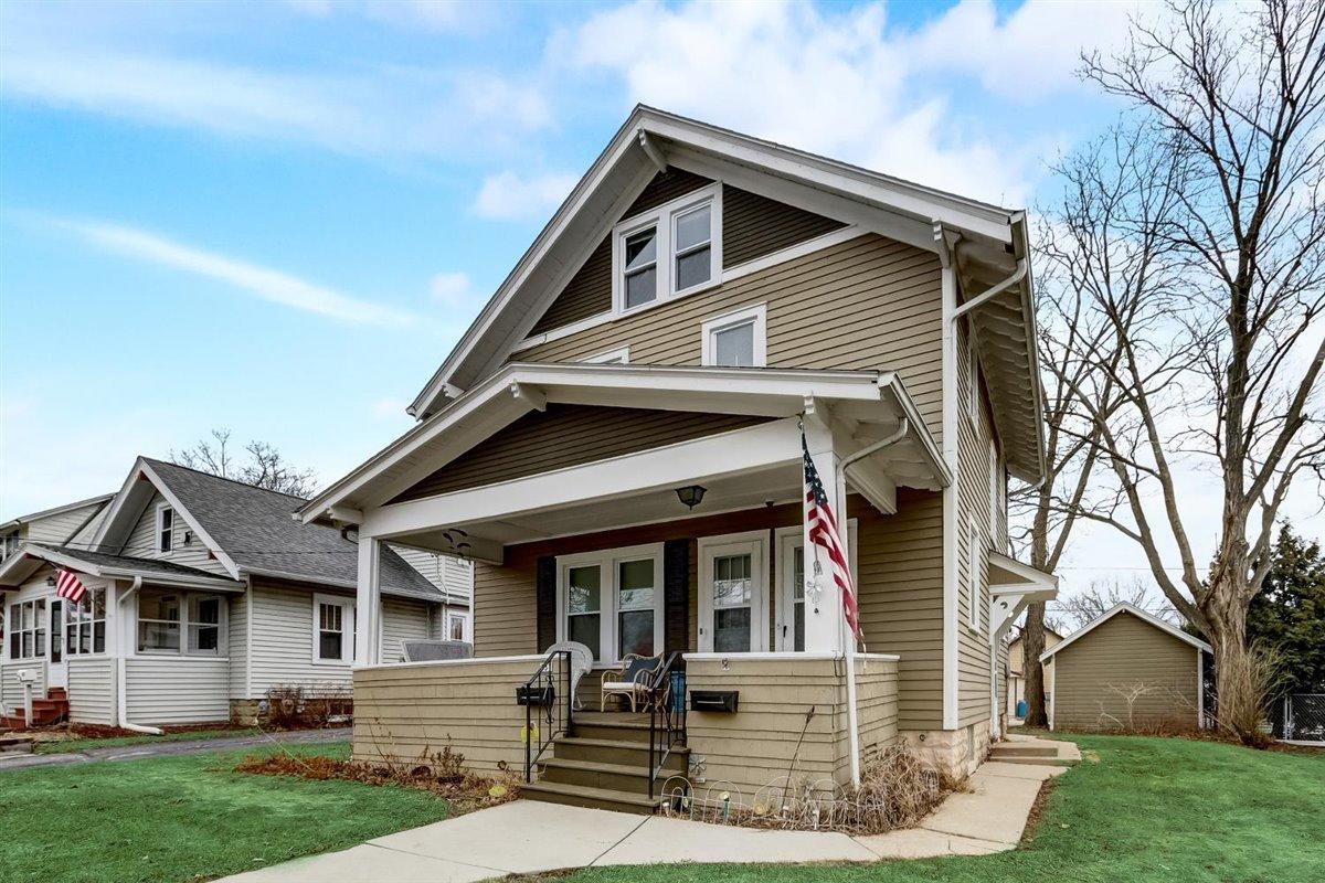 137 W Newhall Ave, Waukesha, WI 53186