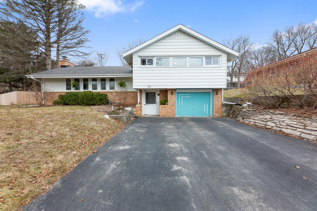 3345 N Knoll Blvd, Wauwatosa, WI 53222